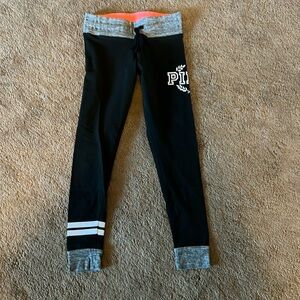 VS PINK
Pink Yoga Size small
Size small
Black w gray/white accents